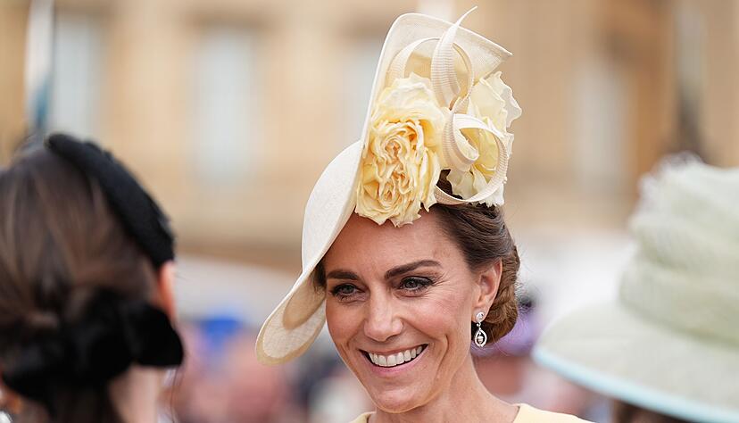 Bei der Gartenparty trug Kate ein pastellgelbes Kleid mit passendem Kopfschmuck, einem sogenannten Fascinator. Bei der Gartenparty trug Kate ein pastellgelbes Kleid mit passendem Kopfschmuck, einem sogenannten Fascinator.