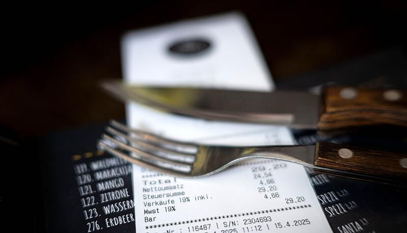 In einem Esslinger Restaurant wird deutlich darum gebeten, sich schon vor dem Essen auf getrennte oder gesplittete Rechnungen zu einigen. (Symbolbild)