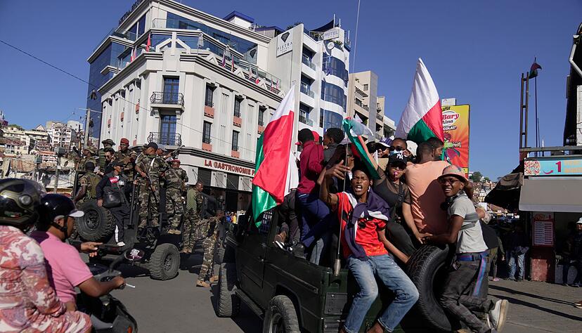 Einige Menschen nutzten die Gelegenheit f&uuml;r Selfies mit der Milit&auml;reinheit.