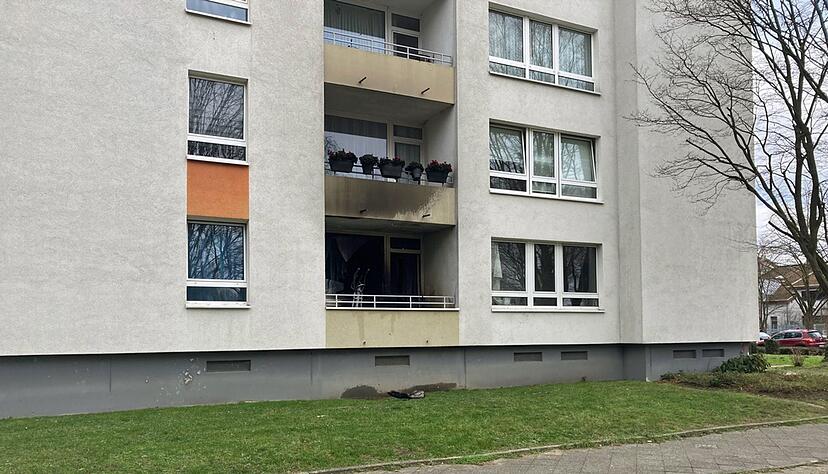 Spuren des Wohnungsbrands an der Fassade.