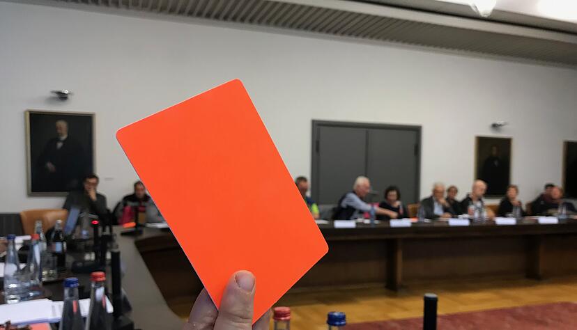 Rote Karte: Sie signalisiert, dass ein Gremiumsmitglied weitere Erläuterungen benötigt oder dem Gesagten oder Übersetzten nicht folgen kann.
Foto: Christian Gleichauf Rote Karte: Sie signalisiert, dass ein Gremiumsmitglied weitere Erläuterungen benötigt oder dem Gesagten oder Übersetzten nicht folgen kann.
Foto: Christian Gleichauf