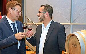Auf ein Gläschen Lemberger: Thomas Czaszar (l.) und WG-Chef Jürgen Conz. Foto: Ralf Seidel