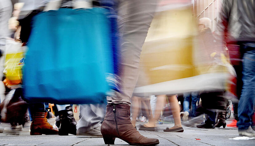 Passanten mit Einkaufstüten. Die deutsche Wirtschaft ist im vergangenen Jahr etwas schwächer gewachsen als zunächst berechnet. Foto: Henning Kaiser