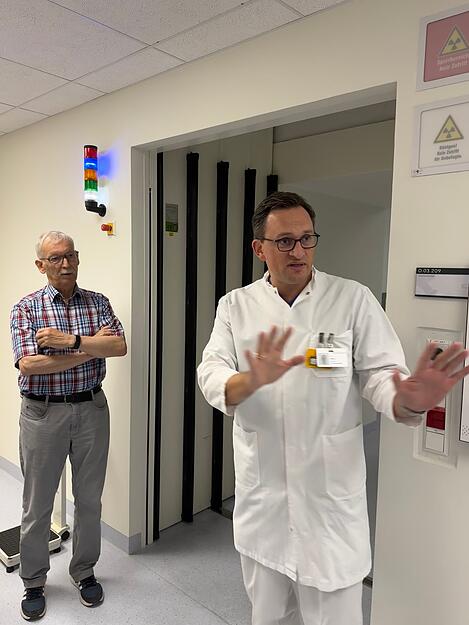 Dr. Vinzent Hankel erklärt in der Strahlentherapie die Einsatzgebiete und Wirkweisen der beiden nagelneuen Linearbeschleuniger.