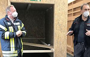 Tatsächlich: Punkt 13 Uhr ist am 23. Dezember Abnahme. Landrat Matthias Neth und Kreisbrandmeister Torsten Rönisch sind zufrieden. Foto: Yvonne Tscherwitschke