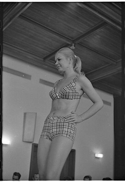 Karierte Bikini-Shorts und das Oberteil mit V-Ausschnitt,  so präsentierte sich die Bademode 1969.