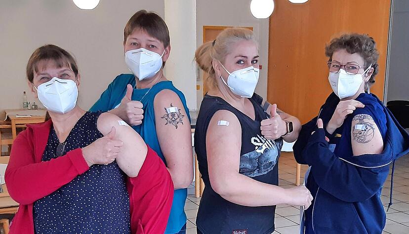 Daumen hoch im Seniorenzentrum St. Bernhard. Die Pflegekräfte Sigrun Götz, Alice Hanke, Jana Fabova und Diana Henn (v. l.) wurden am Sonntag geimpft.
Foto: privat Daumen hoch im Seniorenzentrum St. Bernhard. Die Pflegekräfte Sigrun Götz, Alice Hanke, Jana Fabova und Diana Henn (v. l.) wurden am Sonntag geimpft.
Foto: privat