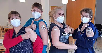 Daumen hoch im Seniorenzentrum St. Bernhard. Die Pflegekräfte Sigrun Götz, Alice Hanke, Jana Fabova und Diana Henn (v. l.) wurden am Sonntag geimpft.
Foto: privat Daumen hoch im Seniorenzentrum St. Bernhard. Die Pflegekräfte Sigrun Götz, Alice Hanke, Jana Fabova und Diana Henn (v. l.) wurden am Sonntag geimpft.
Foto: privat