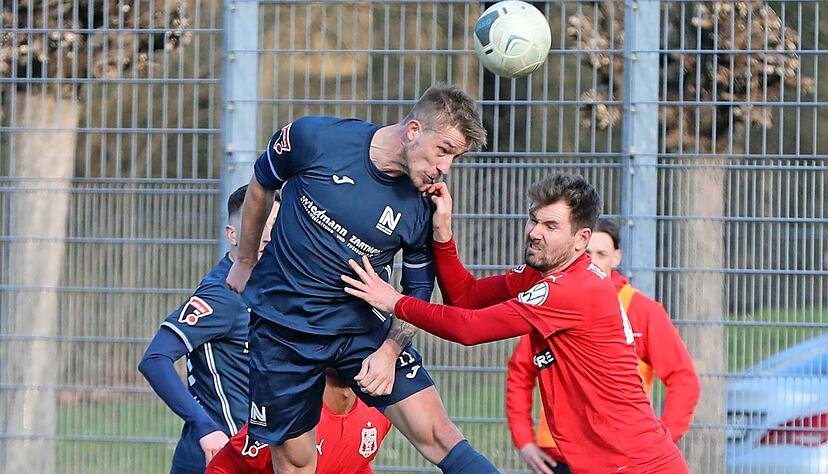 Der Neckarsulmer Trainer Marcel Busch muss beim FSV 08 Bietigheim-Bissingen auf einige seiner Spieler verzichten. Auch hinter dem Einsatz von St&uuml;rmer Alexander Albert (links) steht ein dickes Fragezeichen.
Foto: Alexander Bertok