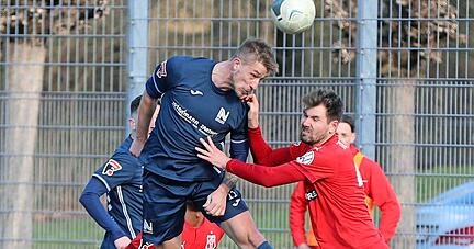 Der Neckarsulmer Trainer Marcel Busch muss beim FSV 08 Bietigheim-Bissingen auf einige seiner Spieler verzichten. Auch hinter dem Einsatz von St&uuml;rmer Alexander Albert (links) steht ein dickes Fragezeichen.
Foto: Alexander Bertok