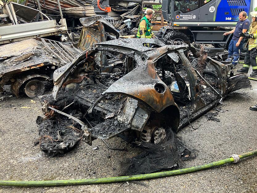 Nach dem Scheunenbrand zeugen verkohlte Karosserien von dem Feuer in der Nacht auf Montag.