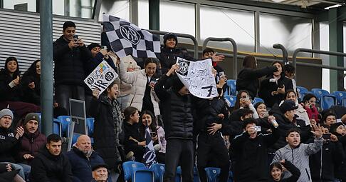 Beim bislang einzigen Heimsieg des VfR Heilbronn gegen den SSV Ehingen-S&uuml;d sorgen Jugendliche des Sozialpartners Helene-Lange-Realschule f&uuml;r Stimmung.