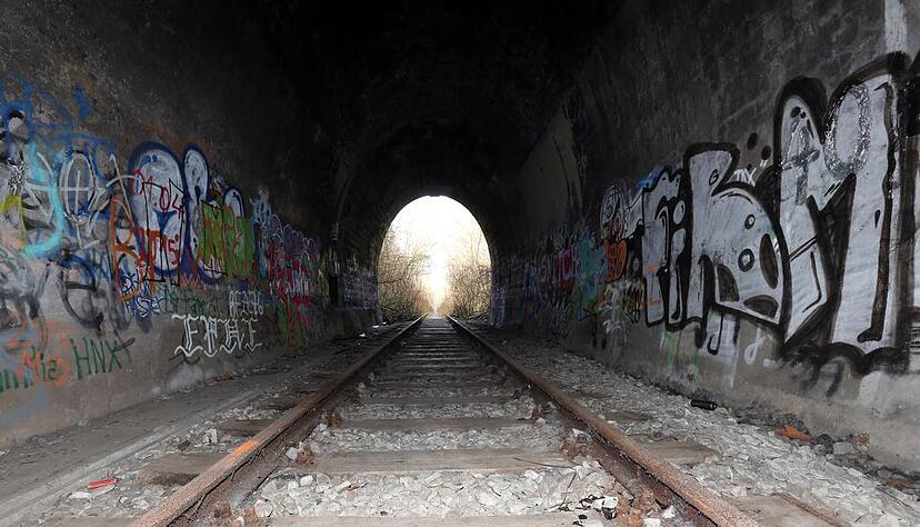 Der Lerchenbergtunnel ist seit Jahren unbenutzt. Nun wird er zum Rad- und Fußweg umfunktioniert. Der Lerchenbergtunnel ist seit Jahren unbenutzt. Nun wird er zum Rad- und Fußweg umfunktioniert.