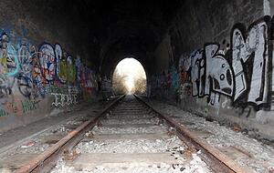 Der Lerchenbergtunnel ist seit Jahren unbenutzt. Der Lerchenbergtunnel ist seit Jahren unbenutzt.