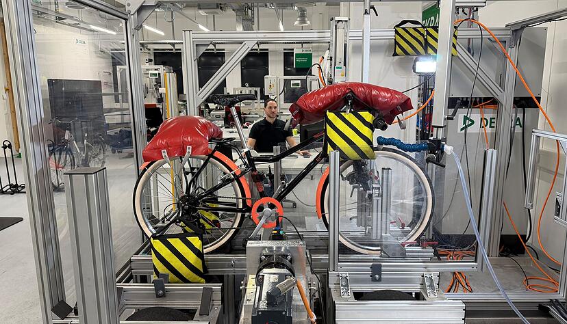 H&auml;rtetest: Auf dem Bremsenpr&uuml;fstand mussten die R&auml;der zeigen, dass die Bremsen bei Trockenheit und N&auml;sse gut funktionieren.