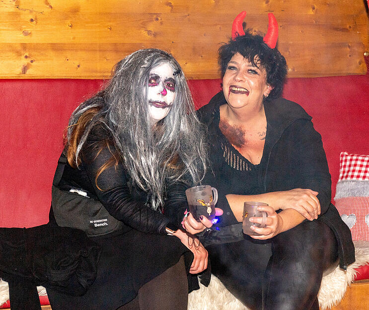 Zum Start des Heilbronner Winterdorfs, gleichzeitig mit Halloween, kommen einige Besucher entsprechend verkleidet.
