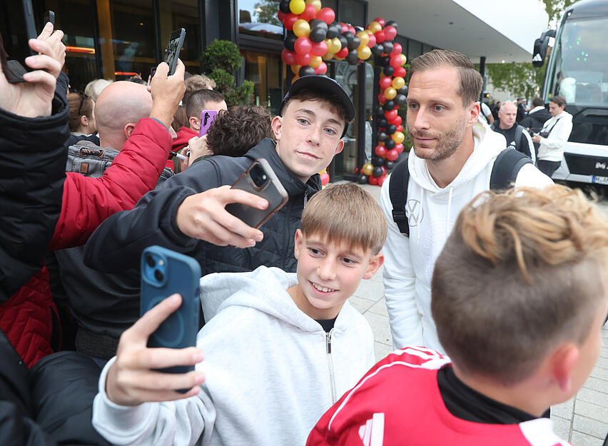Das DFB-Team übernachtet am Donnerstag vor dem WM-Qualifikationsspiel im Parkhotel in Heilbronn. Zahlreiche Fans haben die Fußball-Stars in Empfang genommen. Es gab Autogramme und Fotos.