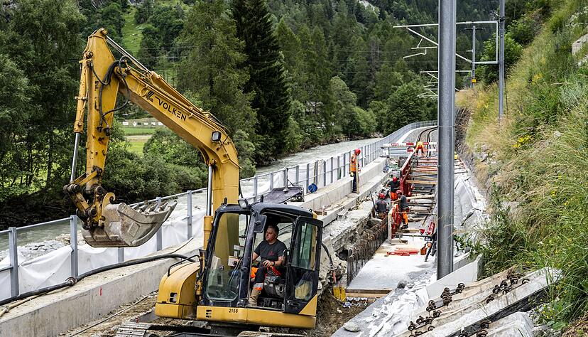 Auf die Gleisen sind bei den Unwettern Schlamm- und Ger&ouml;llmassen gesp&uuml;lt worden. (Foto aktuell)