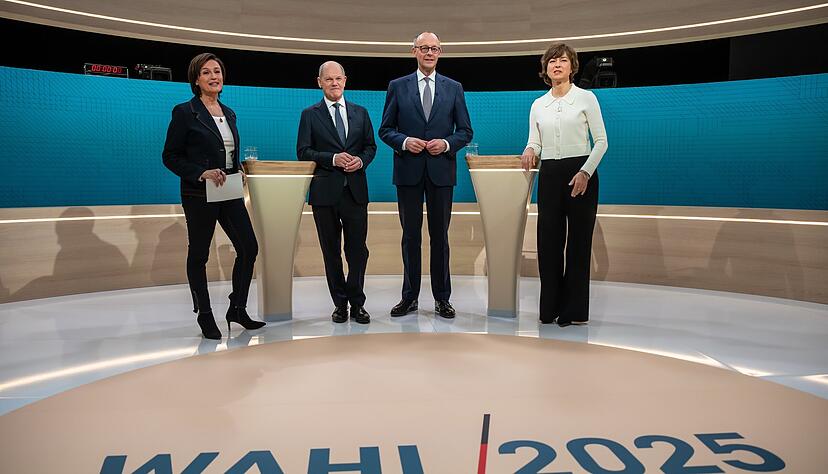 ARD-Fernsehmoderatorin Sandra Maischberger (l-r), Bundeskanzler Olaf Scholz (SPD), Friedrich Merz, Unions Kanzlerkandidat, CDU Bundesvorsitzender, und die ZDF-Moderatorin Maybrit Illner vor dem TV-Duell von ARD und ZDF. ARD-Fernsehmoderatorin Sandra Maischberger (l-r), Bundeskanzler Olaf Scholz (SPD), Friedrich Merz, Unions Kanzlerkandidat, CDU Bundesvorsitzender, und die ZDF-Moderatorin Maybrit Illner vor dem TV-Duell von ARD und ZDF.
