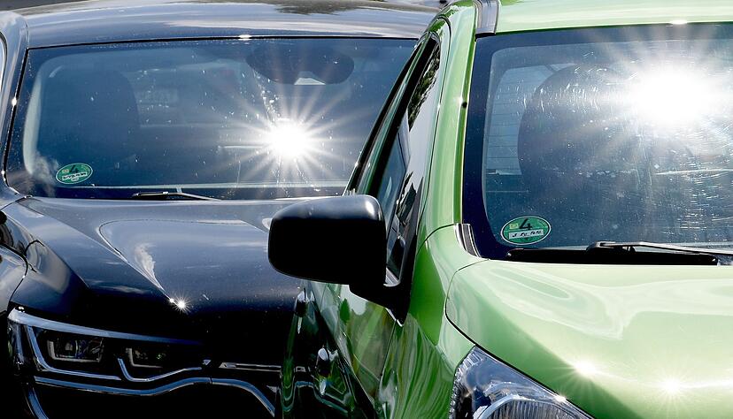 Bei Hitze kann es im Auto schnell sehr hei&szlig; und gef&auml;hrlich werden. Besonders f&uuml;r Kinder und Tiere.