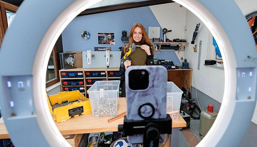 Das Handwerk (im Bild die Handwerks-Influencerin Sandra Hunke) kritisiert die Streichung der Digitalisierungspr&auml;mie durch das Land.