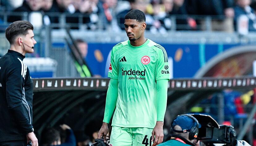 Eintracht Frankfurts Torwart Kauã Santos musste gegen den SC Freiburg früh ausgewechselt werden. Eintracht Frankfurts Torwart Kauã Santos musste gegen den SC Freiburg früh ausgewechselt werden.