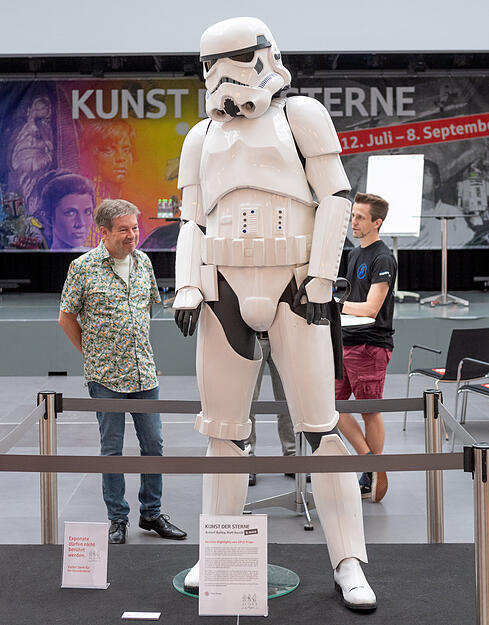 Eröffnung der Ausstellung "Kunst der Sterne" mit Star Wars Kunst und Zeichner und Illustrator Matt Busch.