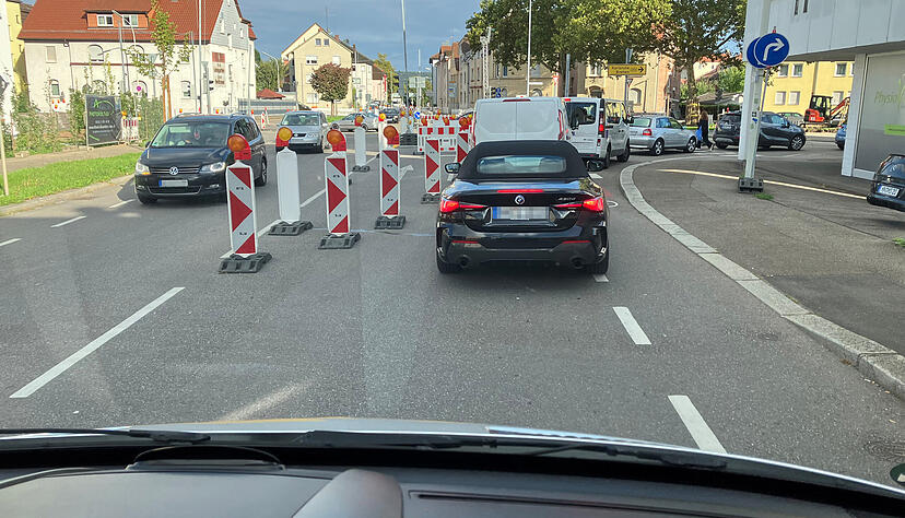 Auf der Rückfahrt stadteinwärts führt die Umleitung von der Heidelberger Straße auf die rückwärtige Seite der Aral-Tankstelle.