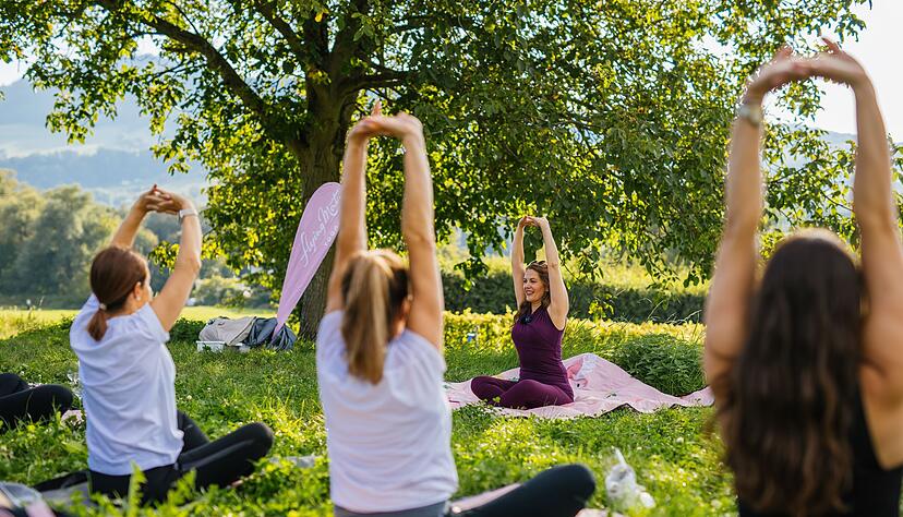 Zum Yoga gibt es auch alkoholfreien Wein und Sekt.