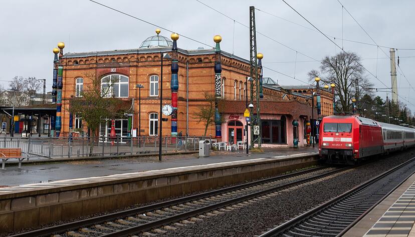 Warum die Oberleitung in Uelzen kaputt gegangen ist, war zunächst unklar. Ein umgefallener Baum soll es nicht gewesen sein, sagte eine Bahnsprecherin. Warum die Oberleitung in Uelzen kaputt gegangen ist, war zunächst unklar. Ein umgefallener Baum soll es nicht gewesen sein, sagte eine Bahnsprecherin.