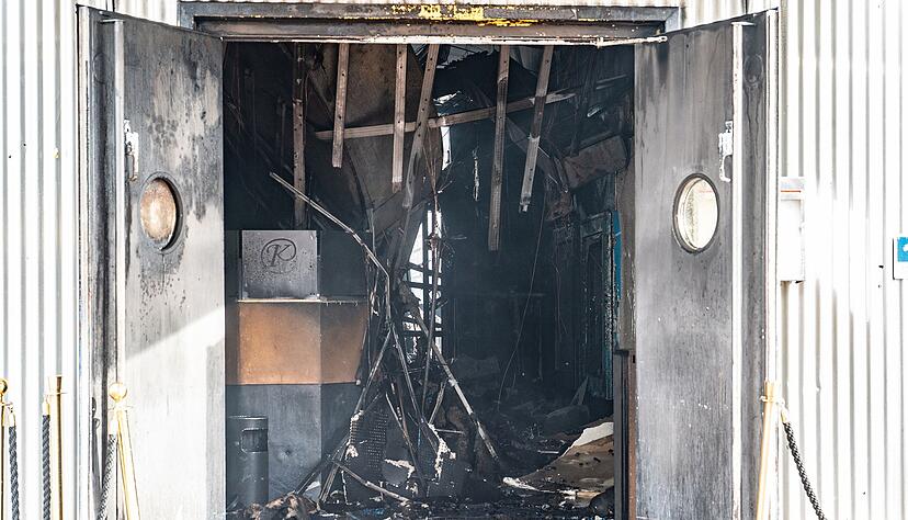Noch ist völlig unklar, warum das Feuer in der Disco ausbrechen konnte. Noch ist völlig unklar, warum das Feuer in der Disco ausbrechen konnte.