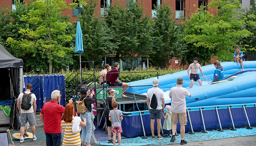 Insgesamt haben sich 300 Menschen an der Surfwelle ausprobiert. Der Vorschlag, den Standort auf dem ehemaligen Buga-Gelände zu wählen, stammt von Oliver Toellner, dem Leiter des Grünflächenamts Heilbronn. Insgesamt haben sich 300 Menschen an der Surfwelle ausprobiert. Der Vorschlag, den Standort auf dem ehemaligen Buga-Gelände zu wählen, stammt von Oliver Toellner, dem Leiter des Grünflächenamts Heilbronn.