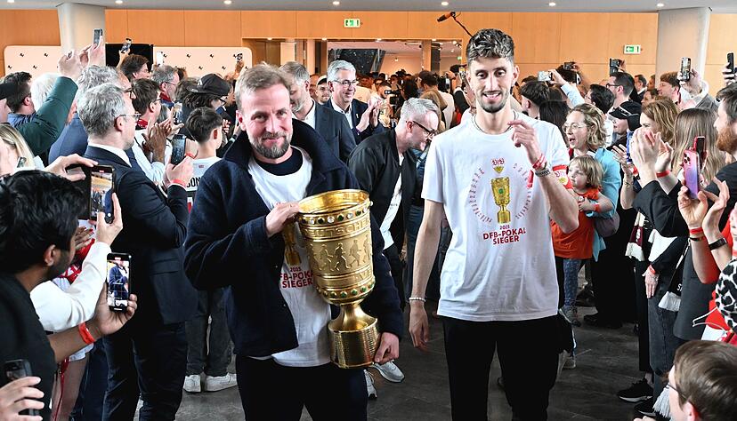 Nach der Rückkehr wurden die Pokalsieger im Stuttgarter Rathaus empfangen.