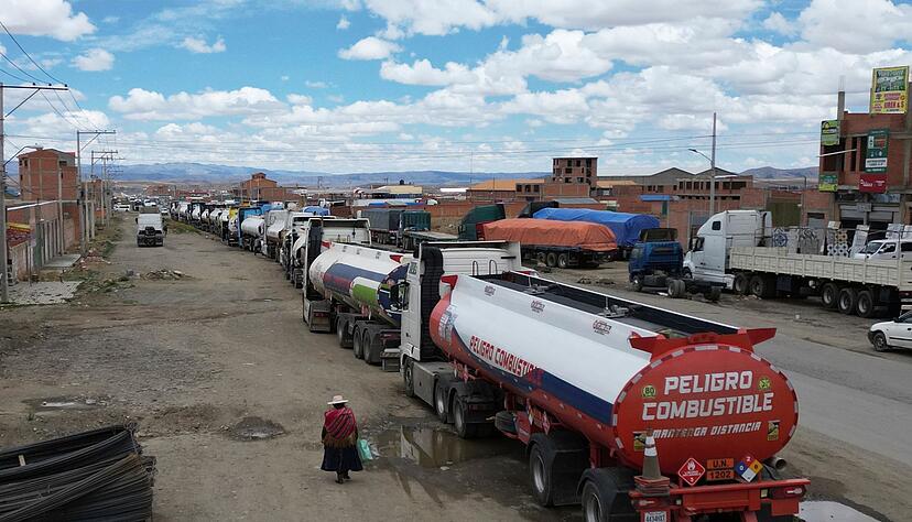 Vor vielen Tankstellen bilden sich wegen Treibstoffmangels teils lange Schlangen. (Archivbild)