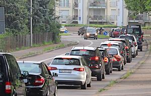 Umleitungsroute: Auf der Charlottenstra&szlig;e in Heilbronn geht es ebenfalls nur im Schneckentempo vorw&auml;rts. Foto: Heike Kinkopf