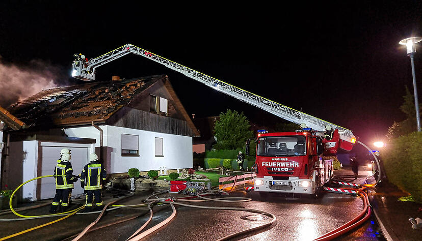 Blitz schlägt in Wüstenrot ein