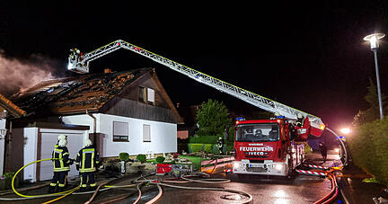 Blitz schlägt in Wüstenrot ein