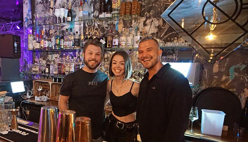 Andre Klempp und Nele Koch sind Barkeeper bei Luca Peter (rechts). Die Stimmung sei sehr familiär, betonen die beiden Thekenkräfte. Mit dabei: optische Highlights wie Trinkbecher, die an die Steinstatuen der Osterinseln erinnern. Andre Klempp und Nele Koch sind Barkeeper bei Luca Peter (rechts). Die Stimmung sei sehr familiär, betonen die beiden Thekenkräfte. Mit dabei: optische Highlights wie Trinkbecher, die an die Steinstatuen der Osterinseln erinnern.