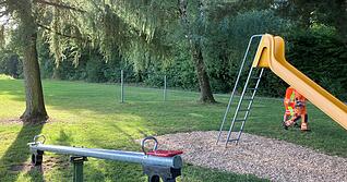 Der Waldspielplatz in Bittelbronn wird regelmäßig vom Bauhof gereinigt und geprüft.