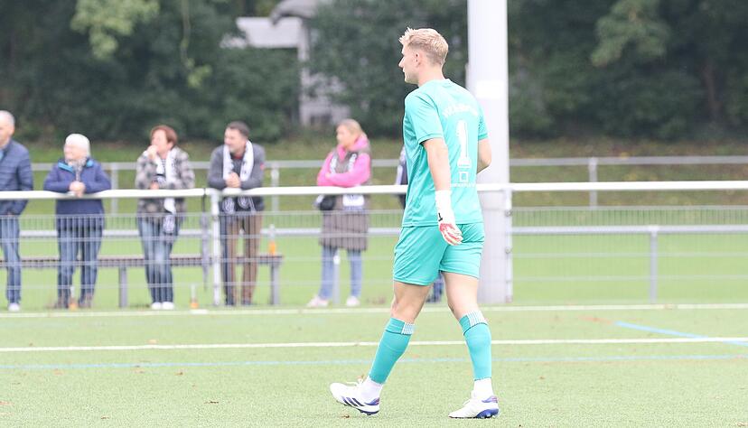 Torwart Nils Leidenberger hält seinen VfR Heilbronn beim ersten Elfmeter für Dorfmerkingen noch im Spiel, beim zweiten ist er allerdings machtlos.