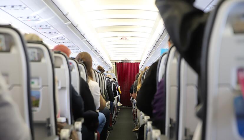 Wo sind die Flugbegleiter? Manchmal hilft es, sich mit dem Blick auf Sicherheitspersonal von der in abgeschlossenen R&auml;umen - wie dem Flugzeug - aufkommenden Angst abzulenken.