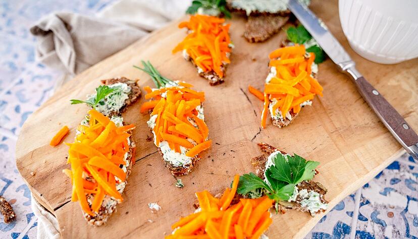 Ob Sauerteig, Pumpernickel oder Toast - f&uuml;r die M&ouml;hrenbrote passt alles. Einfach daraus Dreiecke schneiden, Kr&auml;uterfrischk&auml;se und M&ouml;hrenraspel drauf.