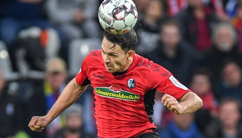 Freiburgs Nicolas Höfler hat sich am rechten Knie verletzt.
