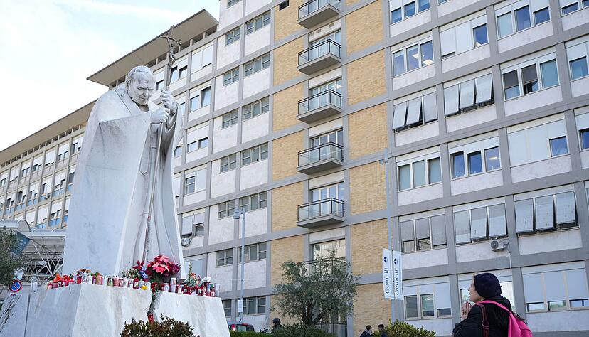 Papst Franziskus ist bereits seit fast einer Woche im Krankenhaus.