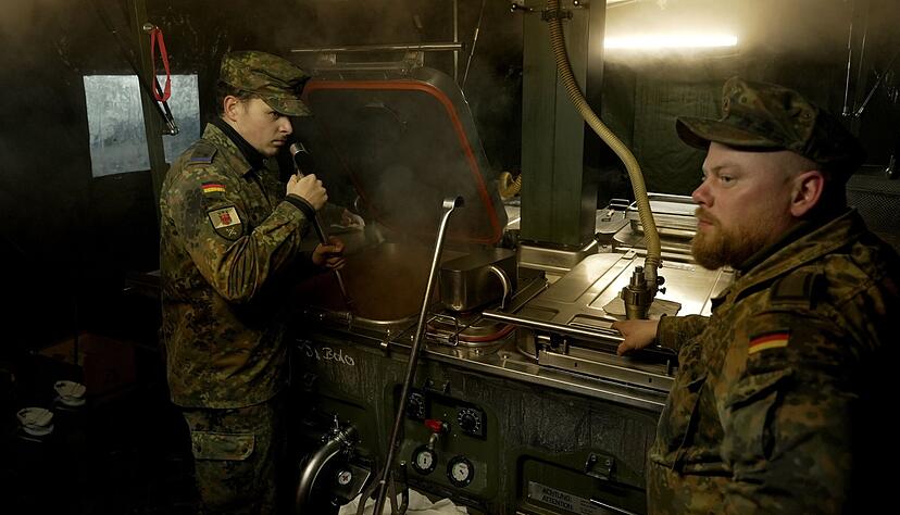Soldaten des Logistikbataillon 172 aus Beelitz kochen vor dem Rathaus Zehlendorf nach dem tagelangen großflächigen Stromausfall im Berliner Südwesten vegane Bolognese für Menschen in Zehlendorf. Soldaten des Logistikbataillon 172 aus Beelitz kochen vor dem Rathaus Zehlendorf nach dem tagelangen großflächigen Stromausfall im Berliner Südwesten vegane Bolognese für Menschen in Zehlendorf.