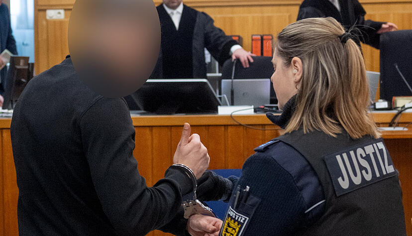 Mehrfach soll ein 29 Jahre alter Mann seine Exfreundin brutal zusammengeschlagen haben. Unter anderem wegen versuchten Mordes steht der Angeklagte jetzt vor Gericht.