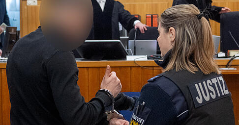 Mehrfach soll ein 29 Jahre alter Mann seine Exfreundin brutal zusammengeschlagen haben. Unter anderem wegen versuchten Mordes steht der Angeklagte jetzt vor Gericht. Mehrfach soll ein 29 Jahre alter Mann seine Exfreundin brutal zusammengeschlagen haben. Unter anderem wegen versuchten Mordes steht der Angeklagte jetzt vor Gericht.