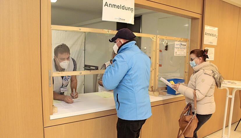 Erster Tag der Impfkampagne: Das Impfteam Eppingen hat sich im Foyer der Stadthalle medizinisch eingerichtet. Beim Aufbau hat die Freiwillige Feuerwehr mitgeholfen. Alle Bereiche sind mindestens doppelt vorgehalten, sodass das Impfen rasch und ohne große Wartezeiten vorangeht. Koordinatorin ist Dr. Tatjana Hilker. Fotos: Jörg Kühl Erster Tag der Impfkampagne: Das Impfteam Eppingen hat sich im Foyer der Stadthalle medizinisch eingerichtet. Beim Aufbau hat die Freiwillige Feuerwehr mitgeholfen. Alle Bereiche sind mindestens doppelt vorgehalten, sodass das Impfen rasch und ohne große Wartezeiten vorangeht. Koordinatorin ist Dr. Tatjana Hilker. Fotos: Jörg Kühl
