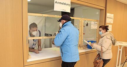 Erster Tag der Impfkampagne: Das Impfteam Eppingen hat sich im Foyer der Stadthalle medizinisch eingerichtet. Beim Aufbau hat die Freiwillige Feuerwehr mitgeholfen. Alle Bereiche sind mindestens doppelt vorgehalten, sodass das Impfen rasch und ohne große Wartezeiten vorangeht. Koordinatorin ist Dr. Tatjana Hilker.
Fotos: Jörg Kühl