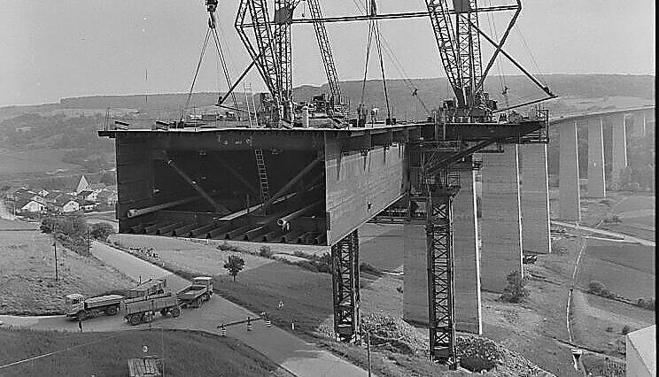 Die Hohlkasten-Stahlkonstruktion der Jagsttalbrücke war vor 50 Jahren einmalig in Deutschland. Die Bauarbeiten bei Widdern (im Hintergrund zu sehen) fanden in luftiger Höhe statt − aus heutiger Sicht in Sachen Arbeitssicherheit verbesserungswürdig.
Fotos: Archiv/Eisenmenger Die Hohlkasten-Stahlkonstruktion der Jagsttalbrücke war vor 50 Jahren einmalig in Deutschland. Die Bauarbeiten bei Widdern (im Hintergrund zu sehen) fanden in luftiger Höhe statt − aus heutiger Sicht in Sachen Arbeitssicherheit verbesserungswürdig.
Fotos: Archiv/Eisenmenger